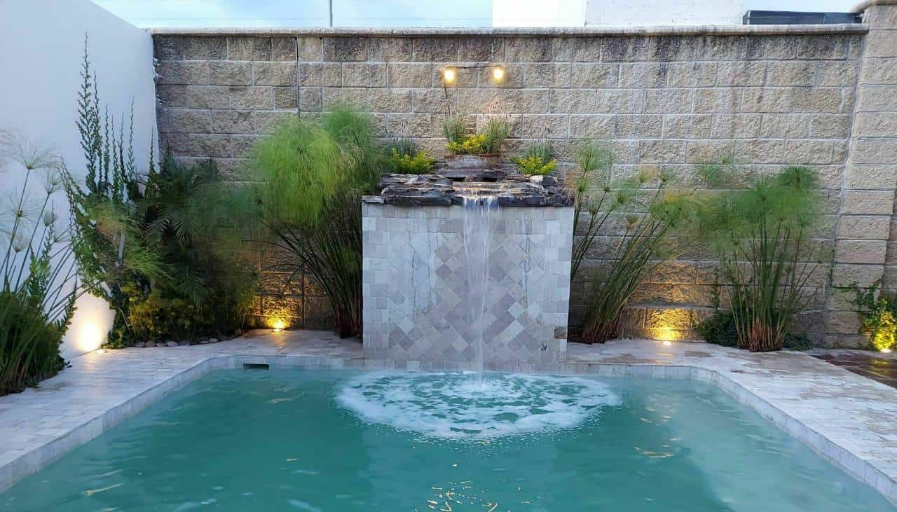 Alberca con cascada construida por AquaAlbercas